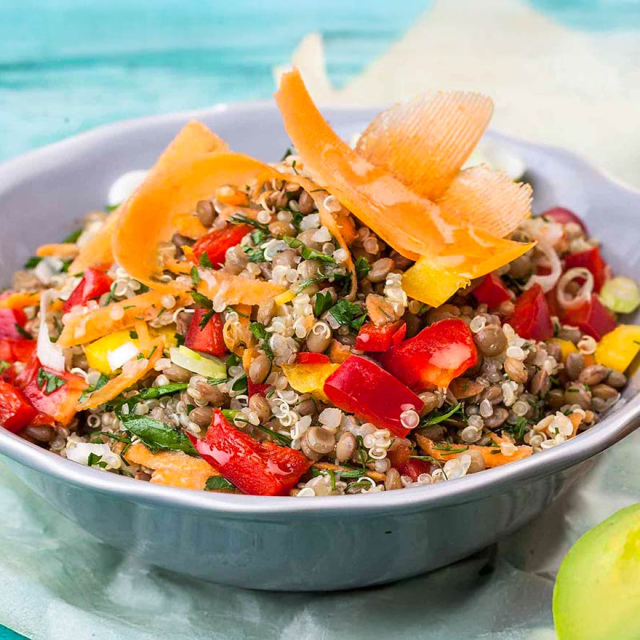 Υγιεινή σαλάτα με φακές και κινόα, αρωματισμένη με μυρωδικά και χαλούμι