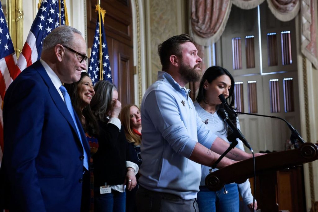 Δικαιοσύνη χωρίς παραγραφή θέλουν τα θύματα του Έπσταϊν με στήριξη των Δημοκρατικών