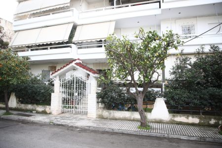 Δυστύχημα στην Ελευσίνα: «Η πόρτα του αυτοκινήτου ήταν ανοιχτή και σφηνωμένη στο δέντρο»