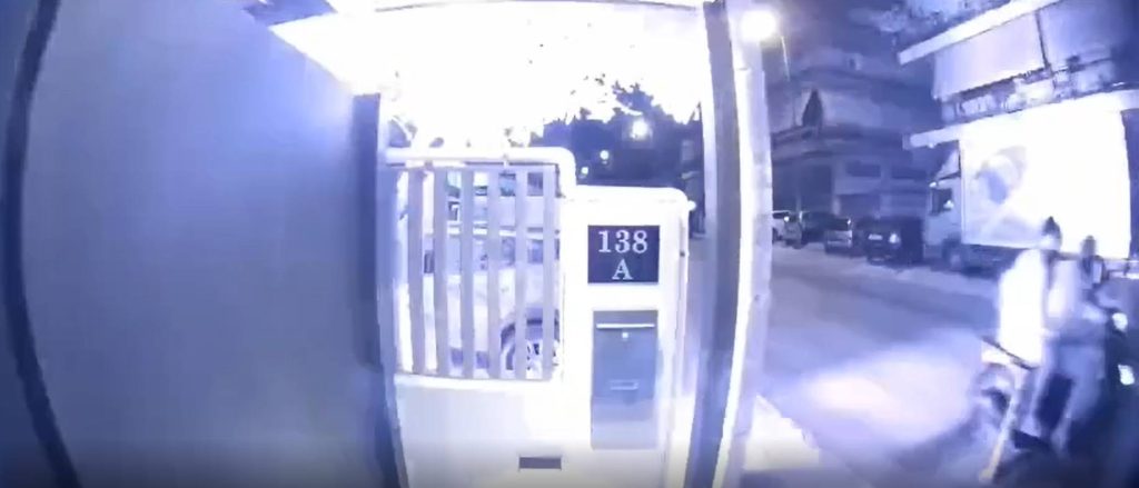 Νότια προάστια: Δράστες με σκούτερ τοποθετούν εμπρηστικούς μηχανισμούς σε πολυκατοικίες [Βίντεο]