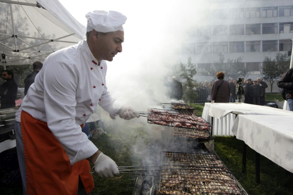 Καιρός: Τσικνοπέμπτη με ομπρέλα στην Αττική – Τρεις διαταραχές, οι κόκκινες περιοχές