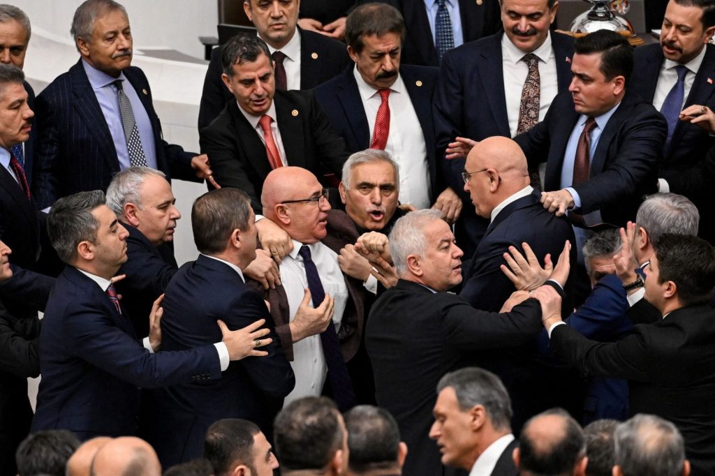 Χάος στην τουρκική Βουλή: Γροθιές και τραυματισμοί στην ορκωμοσία των νέων υπουργών