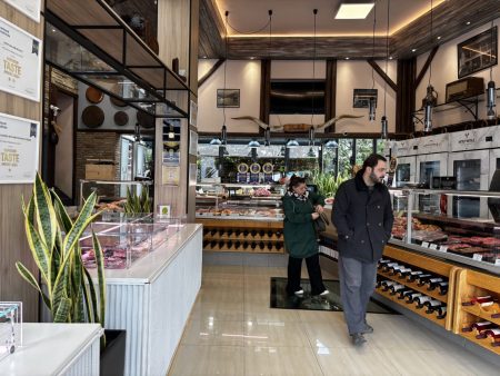 Το κρεοπωλείο με την αιωνόβια παράδοση που φτιάχνει αλλαντικά χωρίς συντηρητικά