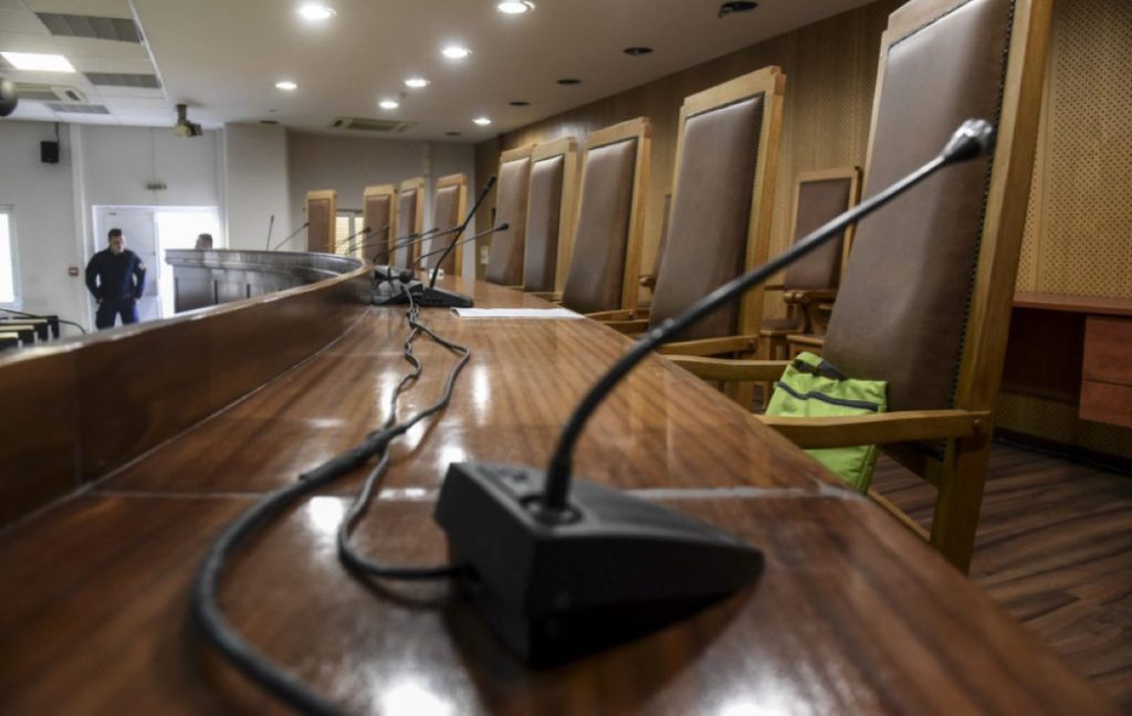 Ξεκίνησε η δίκη των τριών αστυνομικών που κατηγορούνται για τον βιασμό 19χρονης στο Α.Τ. Ομόνοιας