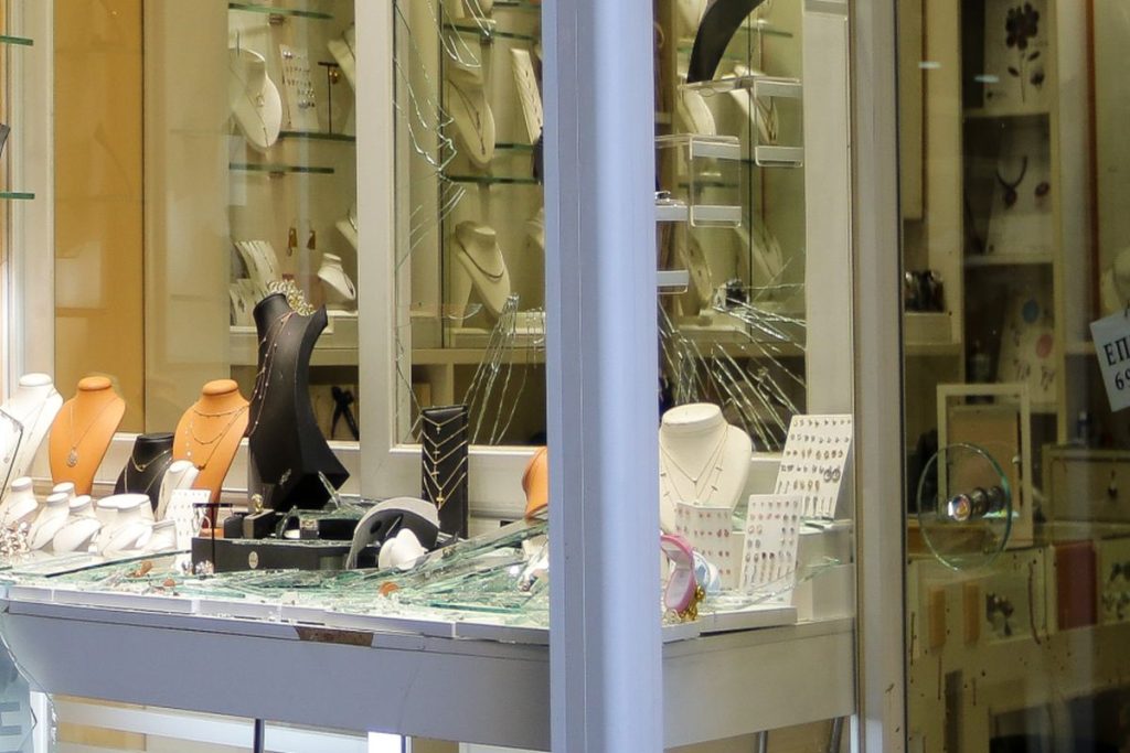 Κομοτηνή: Έριξε υδροχλωρικό οξύ στην υπάλληλο όταν την έπιασε να κλέβει