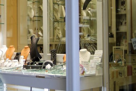 Κομοτηνή: Έριξε υδροχλωρικό οξύ στην υπάλληλο όταν την έπιασε να κλέβει