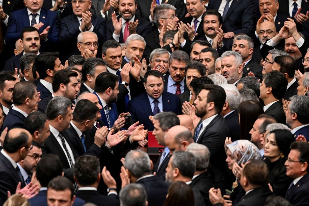 Χάος στην τουρκική Βουλή: Γροθιές και τραυματισμοί στην ορκωμοσία των νέων υπουργών