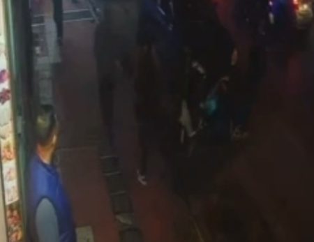 Καταδίωξη-θρίλερ στο κέντρο: 15χρονος με κλεμμένη μηχανή παρέσυρε αστυνομικό – Βίντεο ντοκουμέντο