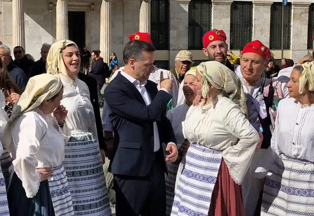 Τσικνοπέμπτη: Αναβίωσε το έθιμο των Κορδελάτων – Χορός σε Ερμού και Κοτζιά