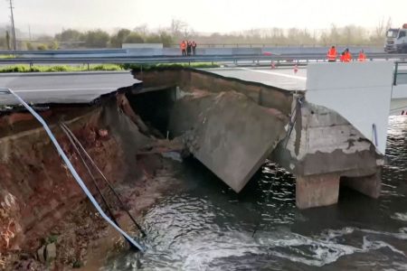 Πορτογαλία: Κατέρρευσε τμήμα αυτοκινητόδρομου λόγω πλημμυρών – 33.000 άνθρωποι χωρίς ρεύμα