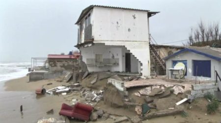 Κακοκαιρία: Διάσωση ατόμων στην Ελαφόνησο – Μεγάλες καταστροφές σε Ηλεία και Επτάνησα