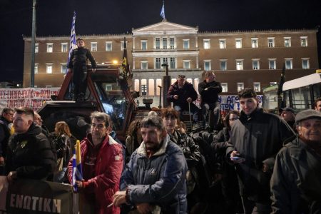 Διανυκτερεύουν στο Σύνταγμα τα τρακτέρ - «Συνεχίζουμε τον αγώνα μέχρι τέλους»