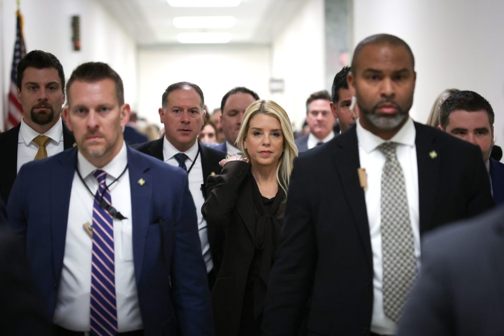 Αρχεία Επσταϊν:  Επίθεση Μπόντι αλλά Τραμπ για το σκάνδαλο του μεγιστάνα