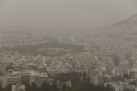 Καιρός: Θολό τοπίο με αφρικανική σκόνη και υψηλές θερμοκρασίες το Σαββατοκύριακο