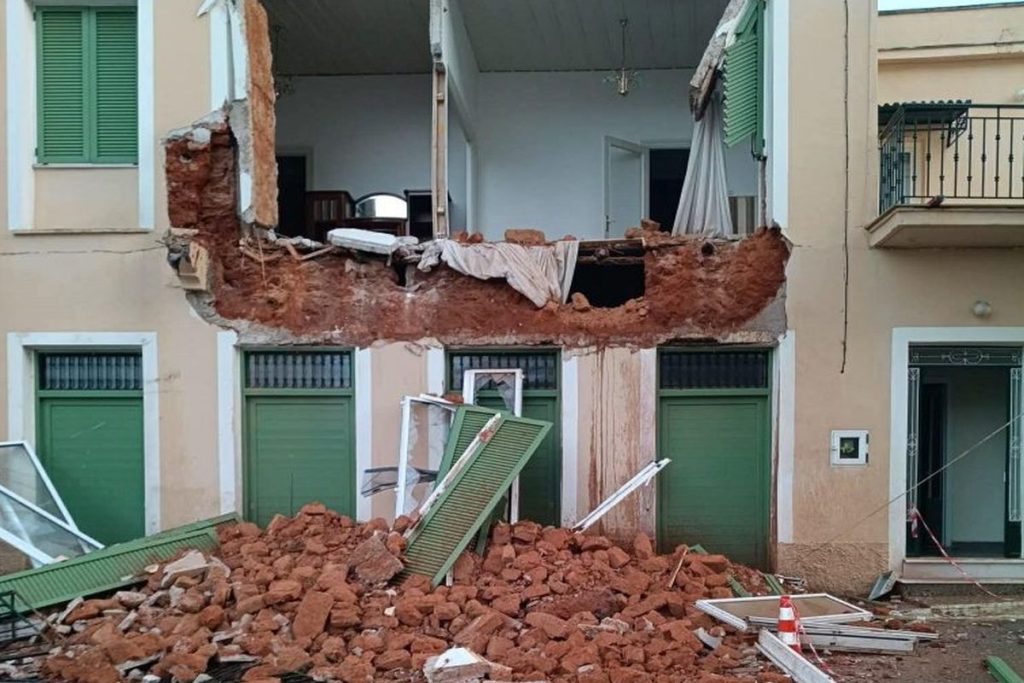 Έπεσε τοίχος σπιτιού στη Μεσσήνη από τις βροχές