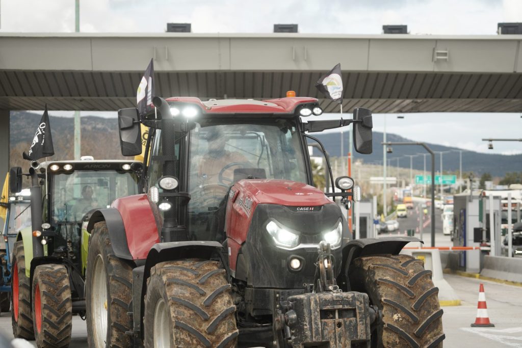 Έφτασαν στην Ομόνοια οι πρώτοι αγρότες, καταφθάνουν και τα τρακτέρ – Κλειστό το κέντρο