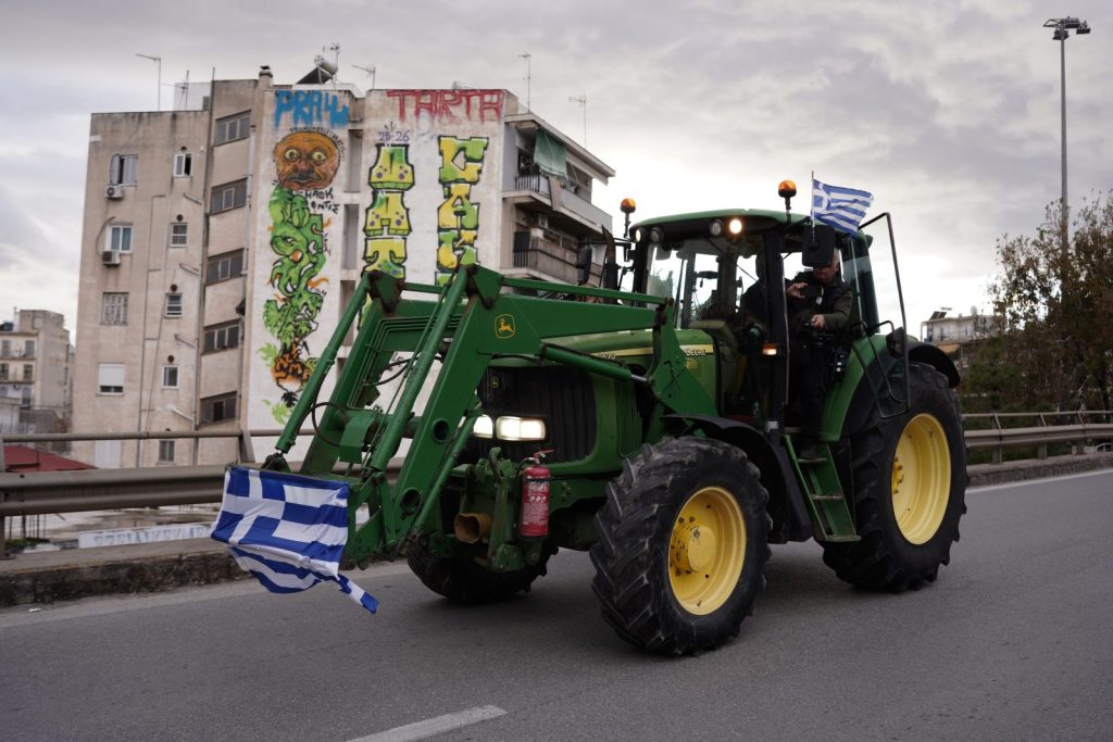 Με αυτοκινητοπομπή και χειροκροτήματα η είσοδος των τρακτέρ στο Σύνταγμα – Κλειστό το κέντρο
