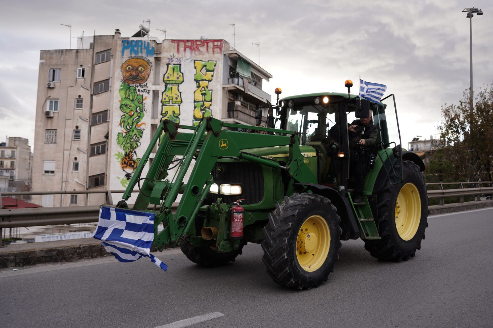 Με αυτοκινητοπομπή και χειροκροτήματα η είσοδος των τρακτέρ στο Σύνταγμα – Κλειστό το κέντρο