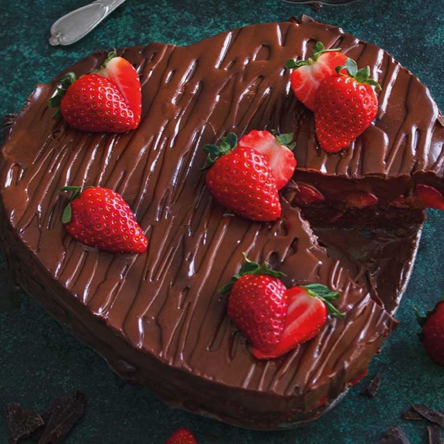 Tούρτα καρδιά σοκολάτας με φράουλες
