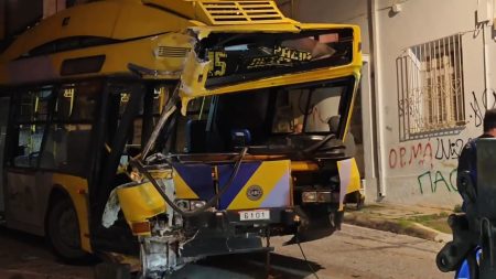 Πετράλωνα: Τρόλεϊ έπεσε πάνω σε πολυκατοικία