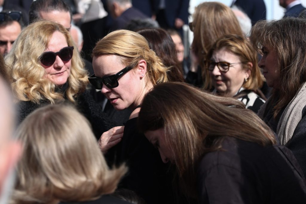 Συγκίνησε ο επικήδειος της κόρης του Παπαληγούρα: «Έφυγε κρατώντας το χέρι της συντρόφου του»