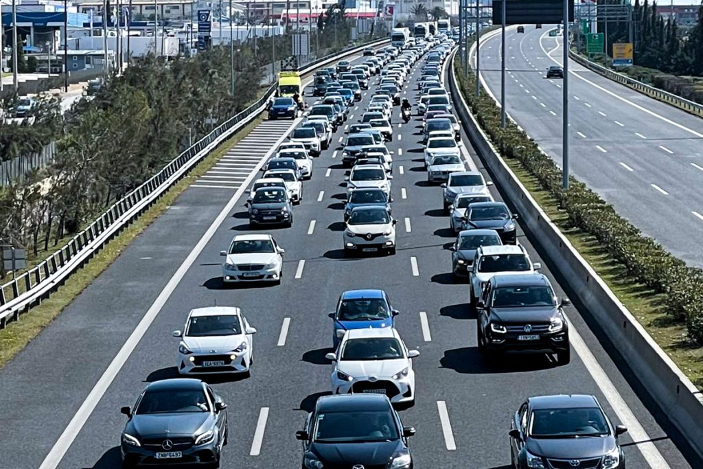 Κυκλοφοριακές ρυθμίσεις σε Αττική Οδό: Κλειστές είσοδοι στο ρεύμα προς Αεροδρόμιο