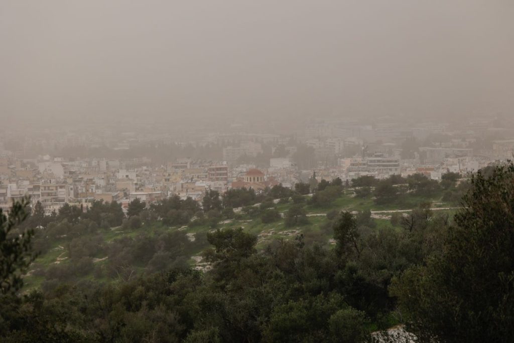 Ακυρώσεις πτήσεων, κλειστά σχολεία και αυξημένοι κίνδυνοι – Ποιες περιοχές πλήττει η κακοκαιρία