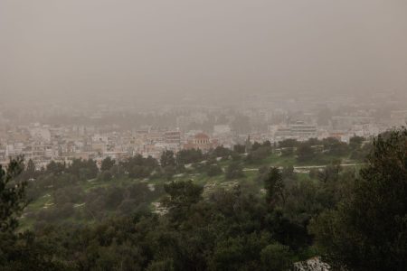 Ακυρώσεις πτήσεων, κλειστά σχολεία και αυξημένοι κίνδυνοι – Ποιες περιοχές πλήττει η κακοκαιρία