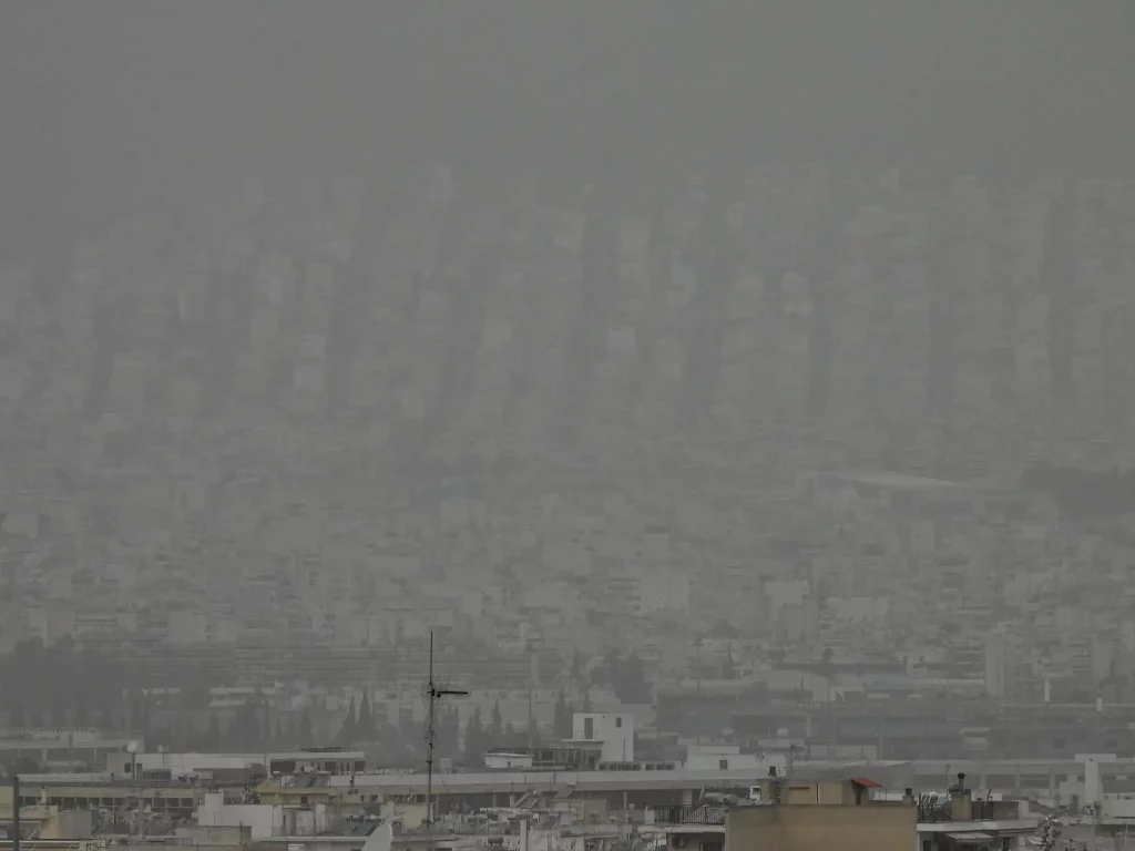 «Εξαφανίστηκε» στην αφρικανική σκόνη η Ακρόπολη – Απόκοσμες εικόνες