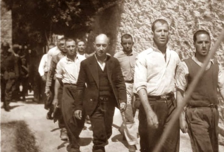 Καισαριανή: Οι πρώτες ταυτοποιήσεις των 200 – Ο άνδρας που μας κοιτά κατάματα, ο νεαρός με το αχνό χαμόγελο