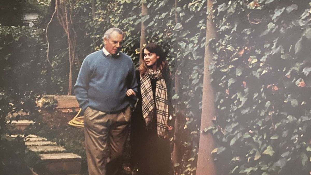 Η σπάνια φωτογραφία της Λένας Παπαληγούρα με τον πατέρα της από τα νεανικά της χρόνια