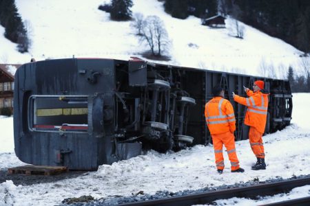 Ελβετία: Εκτροχιάστηκε τρένο, έπεσε πάνω του χιονοστιβάδα
