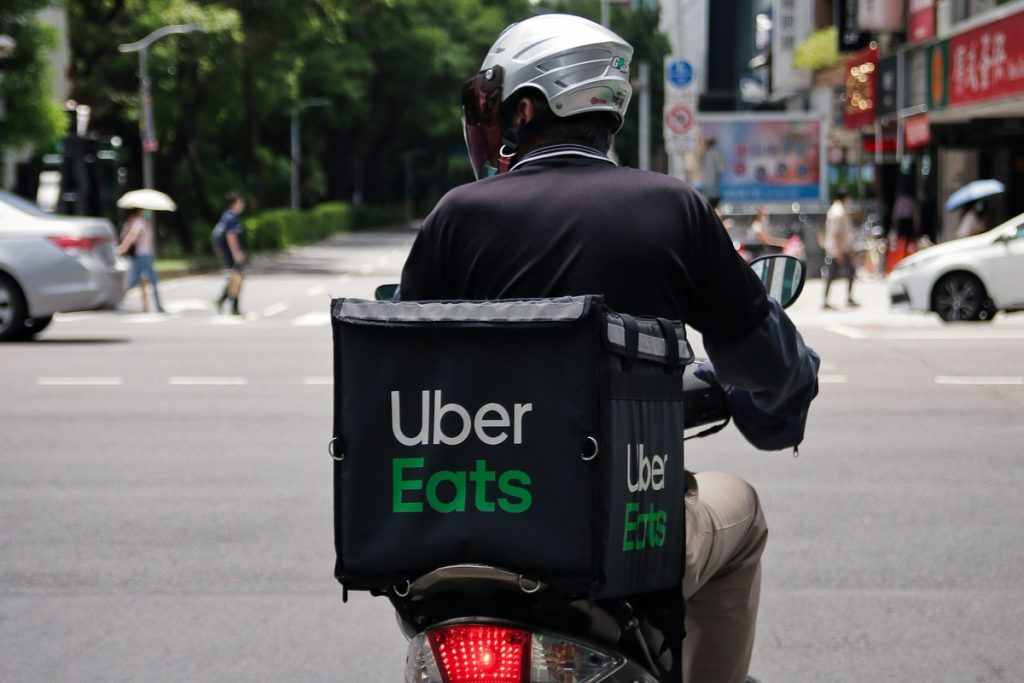 Η Uber μπαίνει και στο delivery – Η μάχη στην αγορά με efood, Wolt και BOX