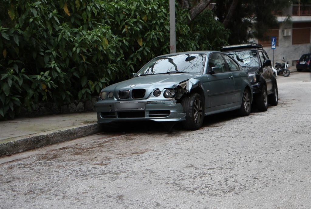 Κολωνάκι: Τραγουδίστρια συγκροτήματος έπεσε πάνω σε πέντε οχήματα υπό την επήρεια αλκοόλ