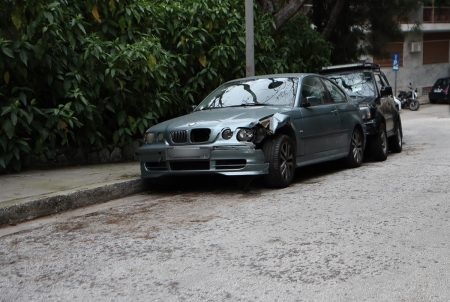 Κολωνάκι: Τραγουδίστρια συγκροτήματος έπεσε πάνω σε πέντε οχήματα υπό την επήρεια αλκοόλ