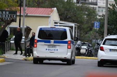 Κολωνάκι: Ποινική δίωξη για δύο πλημμελήματα στην τραγουδίστρια που παρέσυρε οχήματα