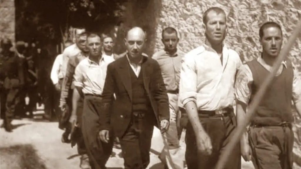 Crain’s Militaria: Ποια είναι η εταιρεία που δημοσίευσε τις φωτογραφίες-ντοκουμέντα των 200 στην Καισαριανή