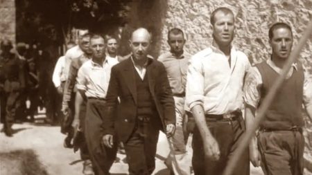 Crain’s Militaria: Η εταιρεία που δημοσίευσε τις φωτογραφίες των 200 στην Καισαριανή