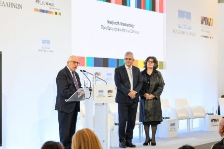 Κακλαμάνης: Προσέλαβε στη Βουλή φοιτητή από 12μελή οικογένεια – Η συγκινητική ιστορία στο Καπνεργοστάσιο