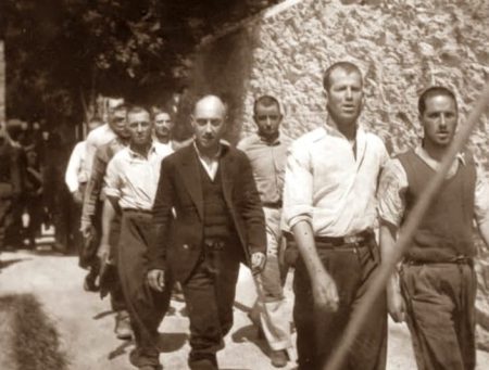 5 το πρωί: Μνημείο οι φωτογραφίες της Καισαριανής – Τύμπανα πολέμου στη Μέση Ανατολή – Ανησυχία για τον ιό Τσικουνγκούνια