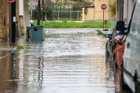 Στο έλεος της κακοκαιρίας: Πλημμύρες, κατολισθήσεις και δέντρα που «πέφτουν» παντού