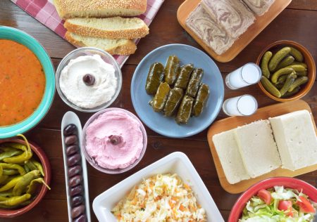 Καθαρά Δευτέρα: Πόσο θα κοστίσει φέτος το σαρακοστιανό τραπέζι;