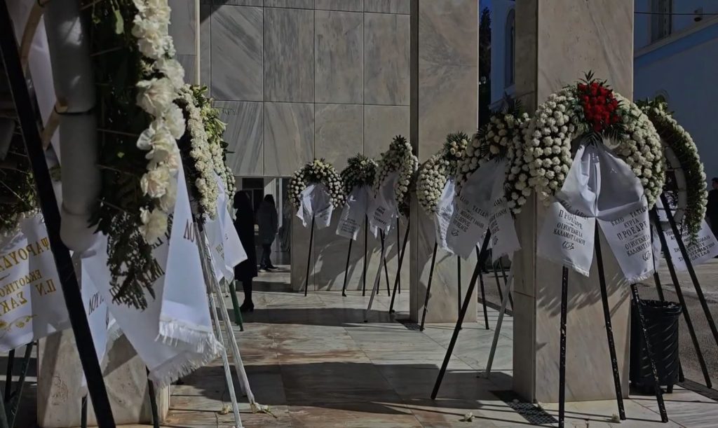 Άννα Ψαρούδα – Μπενάκη: Πλήθος κόσμου στο Α νεκροταφείο