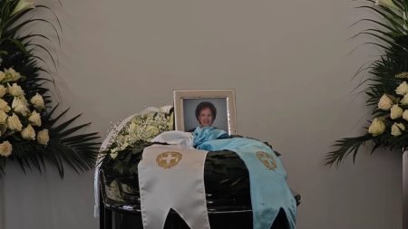 Άννα Ψαρούδα – Μπενάκη: Πλήθος κόσμου στο Α’ νεκροταφείο
