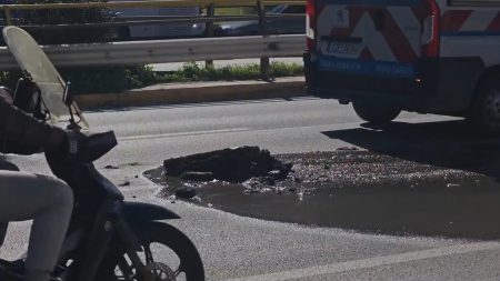 Εσπασε βόθρος στη μέση της Συγγρού – Κλειστή η μεσαία λωρίδα στο ύψος της Χαροκόπου