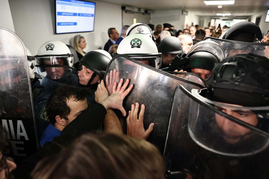 Ενταση στο Κρατικό Νίκαιας ανάμεσα σε ΜΑΤ και διαδηλωτές – Εγκαινίαζε τα ΤΕΠ ο Γεωργιάδης