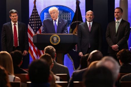 Δεν κάνει πίσω ο Τραμπ: Κρατά τους δασμούς και επιβάλλει επιπλέον 10%