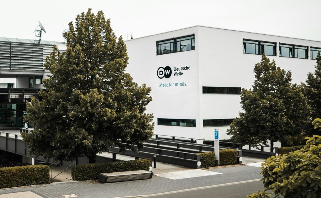 Κάτω τα χέρια από την ελληνική εκπομπή της Deutsche Welle!