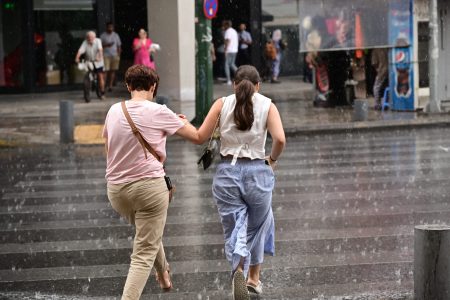 Καιρός: Βροχές στην Αττική, πορτοκαλί συναγερμός σε πολλές περιοχές
