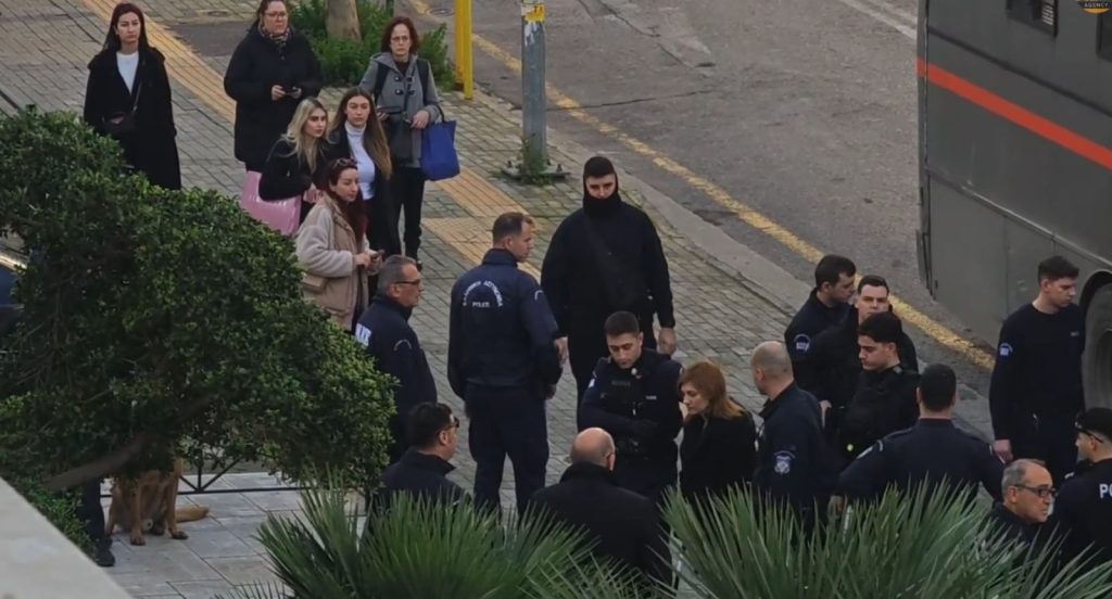 Ρούλα Πισπιρίγκου: Με μπαστούνι στο Εφετείο, αναβλήθηκε η δίκη